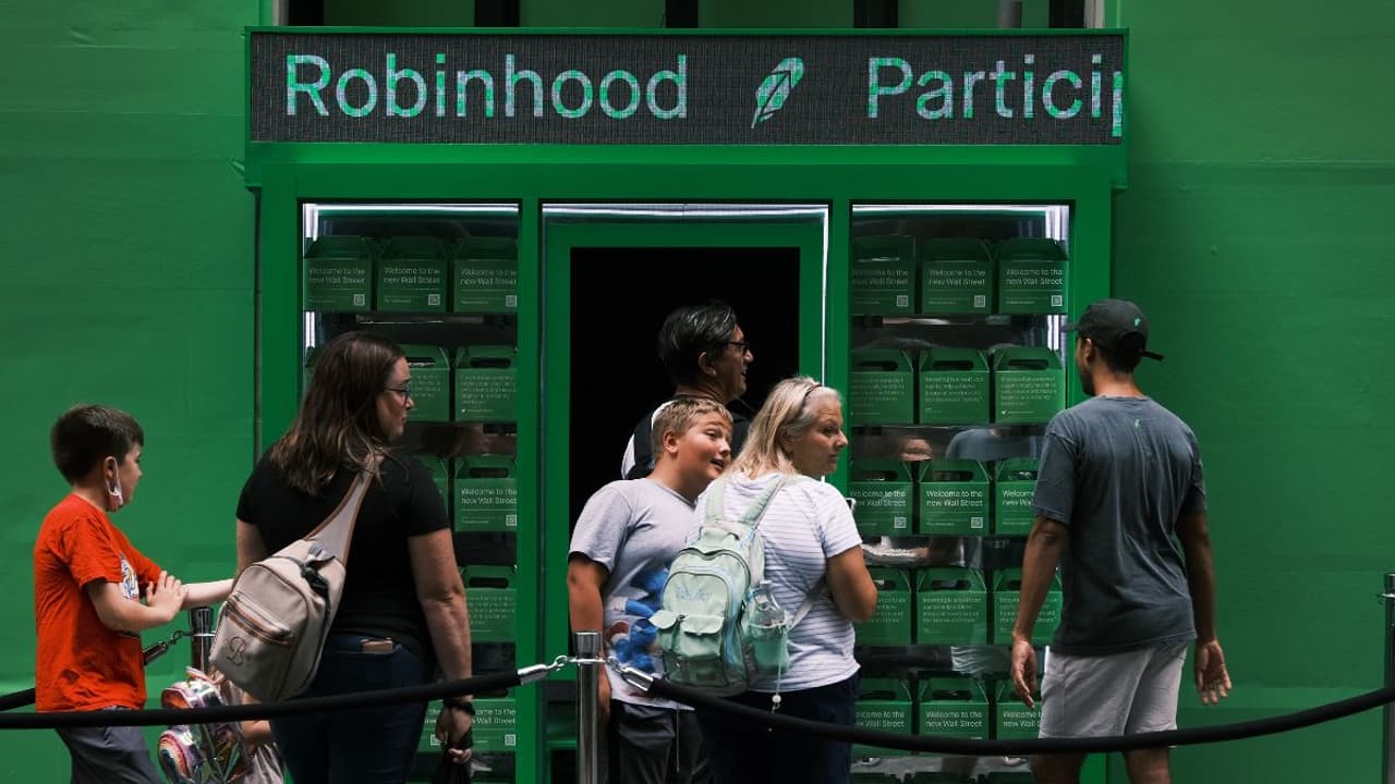 Robinhood Stock Nears All Time High As Wall Street Sees Revenue Doubling, Retail Bets On Q4 Earnings Beat Robinhood Stock Nears All Time High As Wall Street Sees Revenue Doubling, Retail Bets On Q4 Earnings Beat