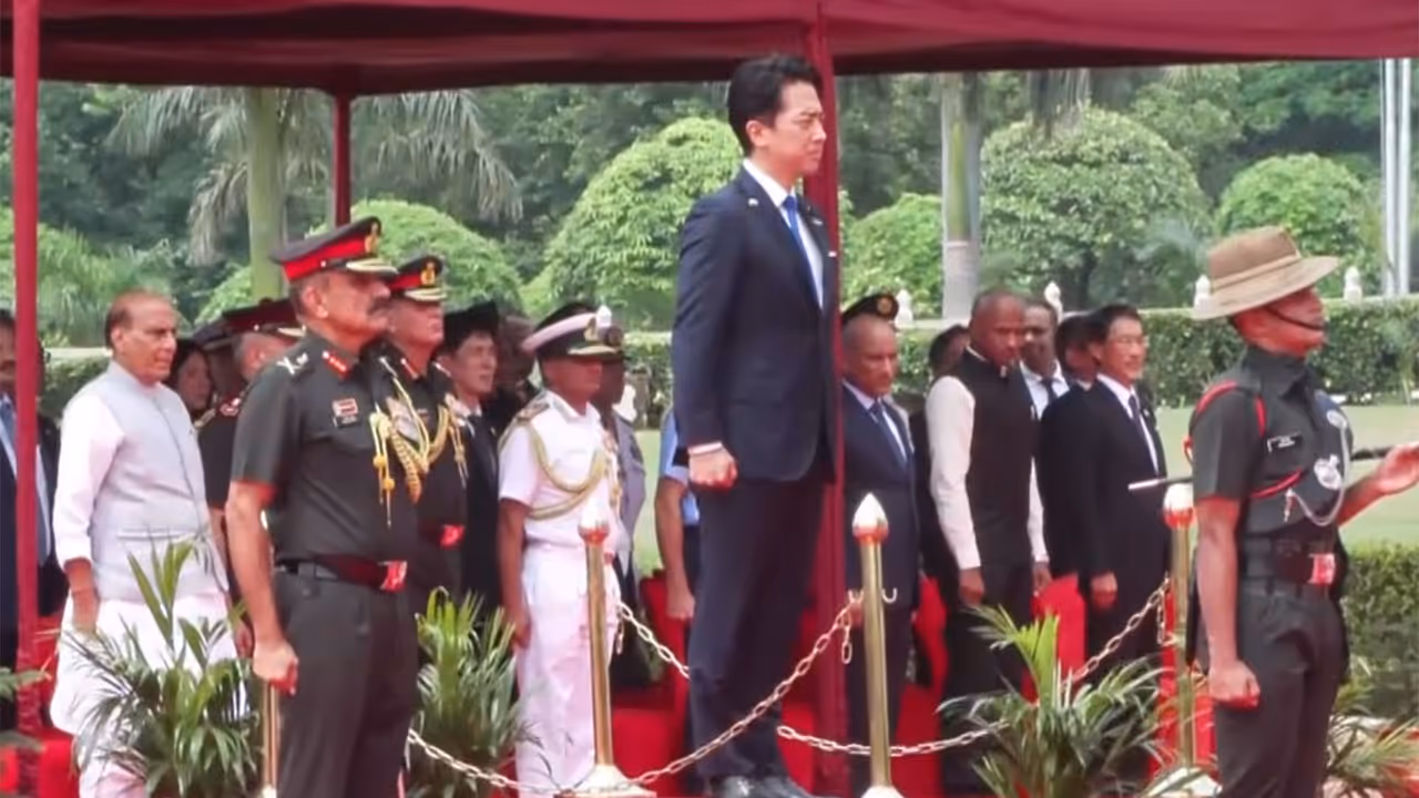 Japanese Defence Minister Koizumi inspects Guard of Honour in presence of Defence Minister Rajnath Singh (Photo/ANI) Japanese Defence Minister Koizumi inspects Guard of Honour in presence of Defence Minister Rajnath Singh (Photo/ANI)