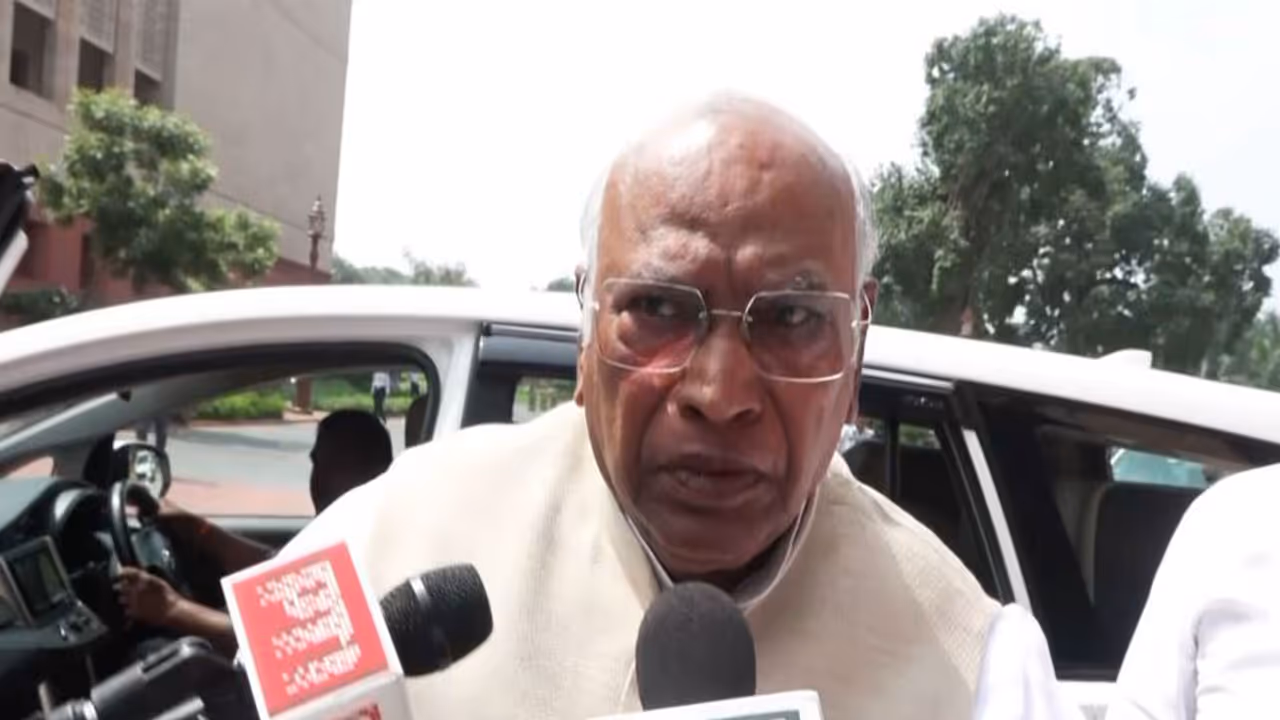 Congress president Mallikarjun Kharge (Photo/ANI) Congress president Mallikarjun Kharge (Photo/ANI)