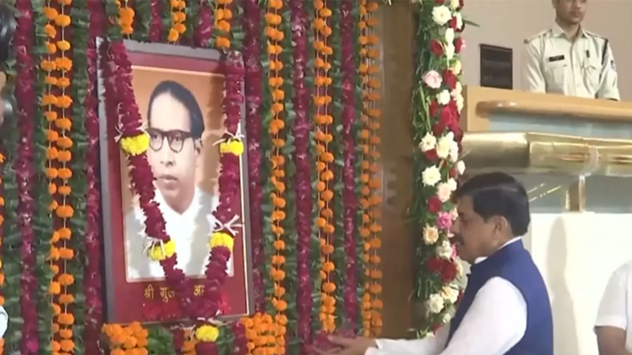 MP CM Mohan Yadav pays floral tribute to Gulsher Ahmed (Photo / ANI) MP CM Mohan Yadav pays floral tribute to Gulsher Ahmed (Photo / ANI)