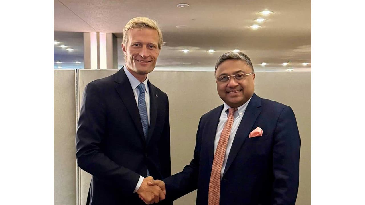 Secretary (West) in the MEA, Ambassador Sibi George, met Carl Skau, Acting Executive Director of WFP (Photo/X@MEAIndia) Secretary (West) in the MEA, Ambassador Sibi George, met Carl Skau, Acting Executive Director of WFP (Photo/X@MEAIndia)