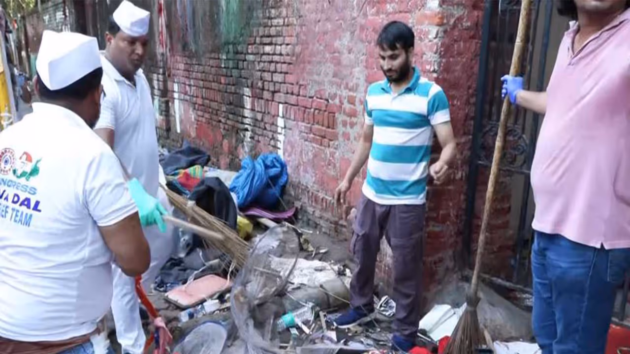 Congress Seva Dal workers clean Jantar Mantar after CJP protest ends (Photo/ANI) Congress Seva Dal workers clean Jantar Mantar after CJP protest ends (Photo/ANI)