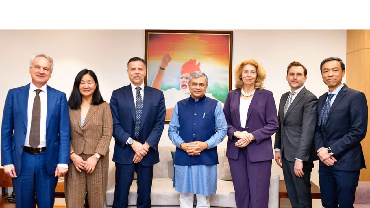 Union Minister Ashwini Vaishnaw meets ASML team in India (Photo/@AshwiniVaishnaw) Union Minister Ashwini Vaishnaw meets ASML team in India (Photo/@AshwiniVaishnaw)
