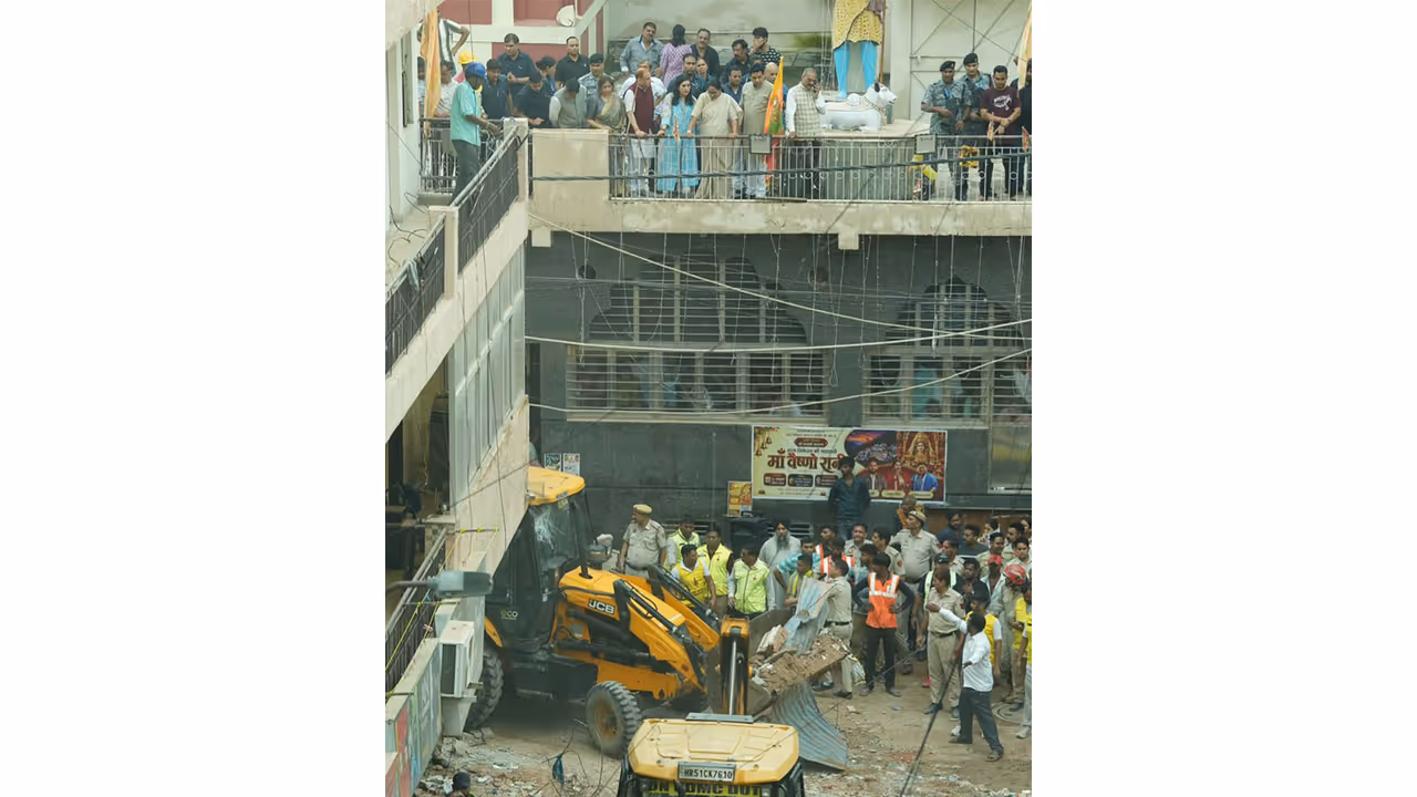 Search and rescue operations are continuing at the site (Photo/ANI) Search and rescue operations are continuing at the site (Photo/ANI)