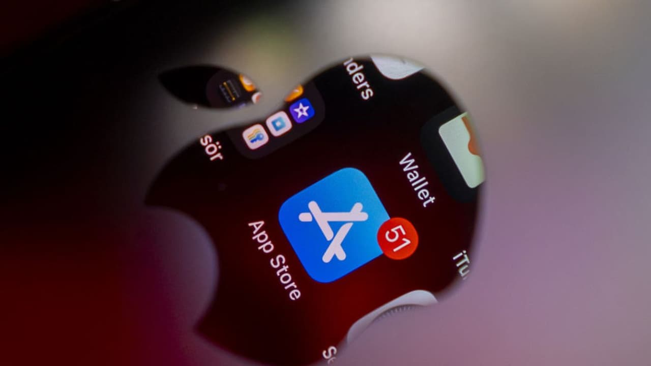 Retail Bearish On Apple As Stock Retreats Amid Rumors Of China Probing App Store Policies Retail Bearish On Apple As Stock Retreats Amid Rumors Of China Probing App Store Policies