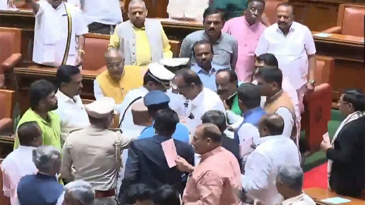 Congress leaders oppose as Governor walks out of Karntaka Assembly (Photo/ANI) Congress leaders oppose as Governor walks out of Karntaka Assembly (Photo/ANI)