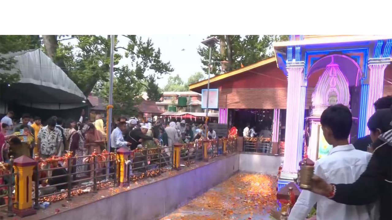 Devotees at Mata Kheer Bhawani Temple in Tulmulla (Photo/ANI) Devotees at Mata Kheer Bhawani Temple in Tulmulla (Photo/ANI)
