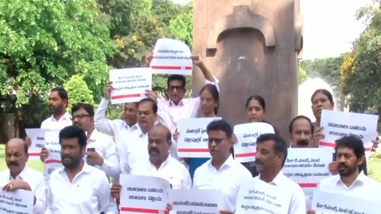BRS leaders protest in Hyderabad over pending fee reimbursements for students (Photo/ANI) BRS leaders protest in Hyderabad over pending fee reimbursements for students (Photo/ANI)