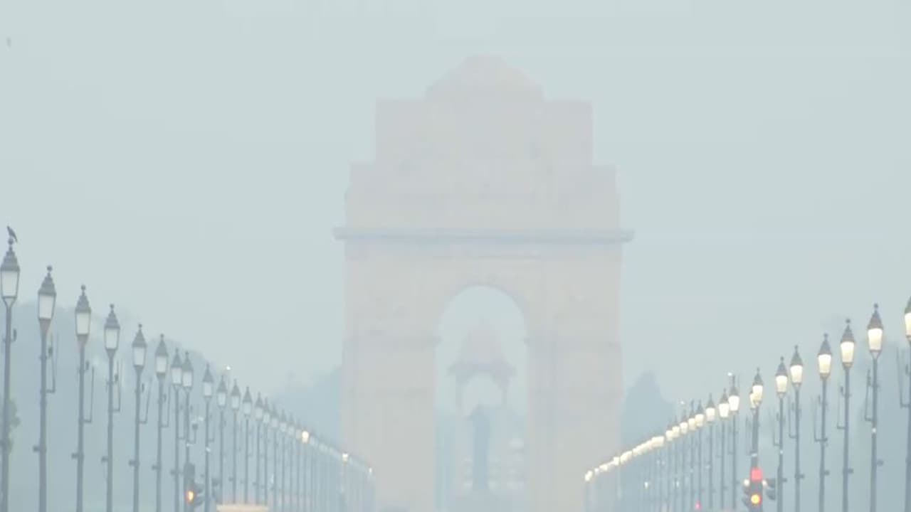 Smog at India Gate (Photo/ANI)