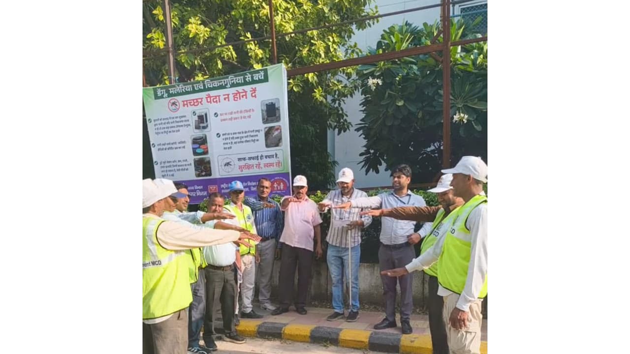 Cleanliness drive held in Anand Vihar (Photo/ANI) Cleanliness drive held in Anand Vihar (Photo/ANI)