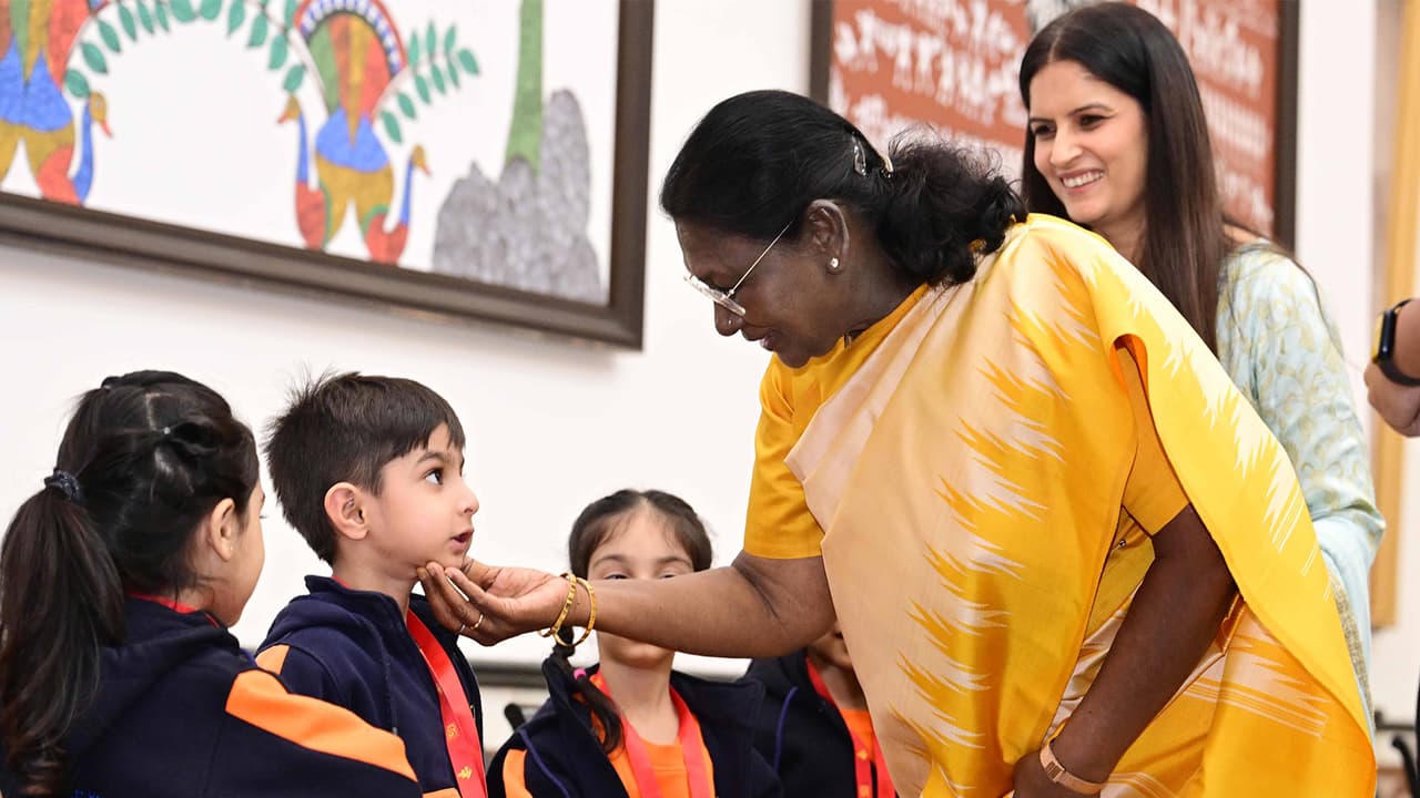 President Droupadi Murmu with students on Children’s Day (Photo/X@rashtrapatibhvn)