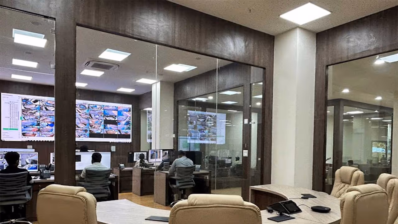 Gujarat: Command and Control Centre at the Head Office (Photo: Gujarat CMO) Gujarat: Command and Control Centre at the Head Office (Photo: Gujarat CMO)