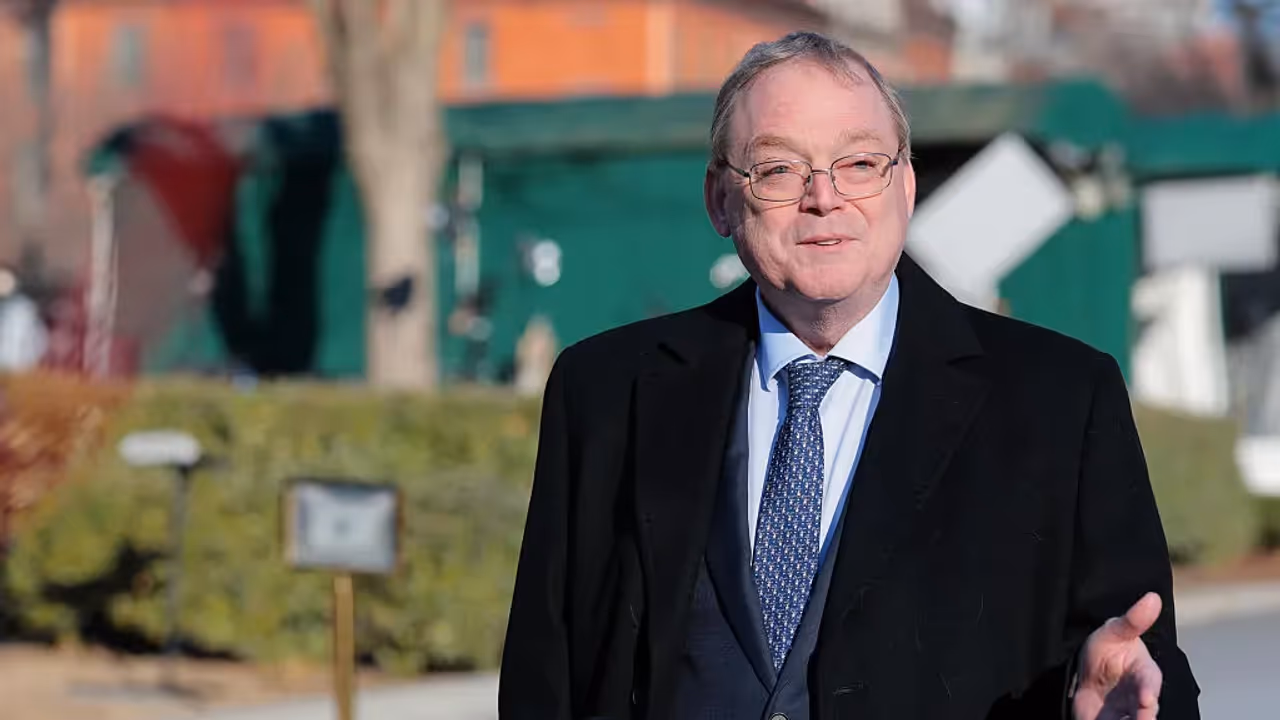 https://stocktwits.com/news articles/markets/equity/kevin hassett pushes back rate hike fomc meeting slowing inflation/cZtnaYQRBc7 https://stocktwits.com/news articles/markets/equity/kevin hassett pushes back rate hike fomc meeting slowing inflation/cZtnaYQRBc7