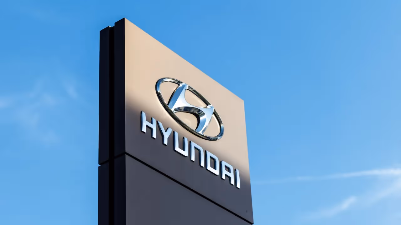 https://stocktwits.com/news articles/markets/equity/trump warns hyundai follow us immigration laws after 300 south korean workers detained/chwW0I2RdqM