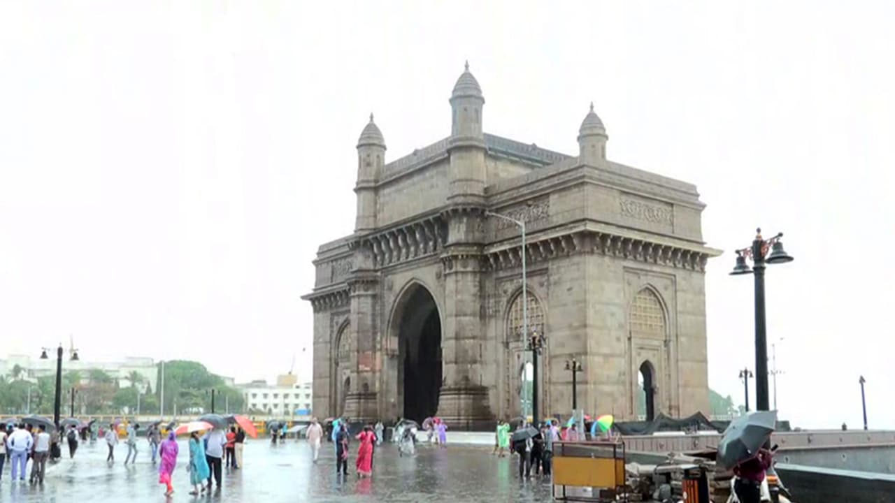 Rain lashes in parts of Mumbai (Photo/ANI) Rain lashes in parts of Mumbai (Photo/ANI)