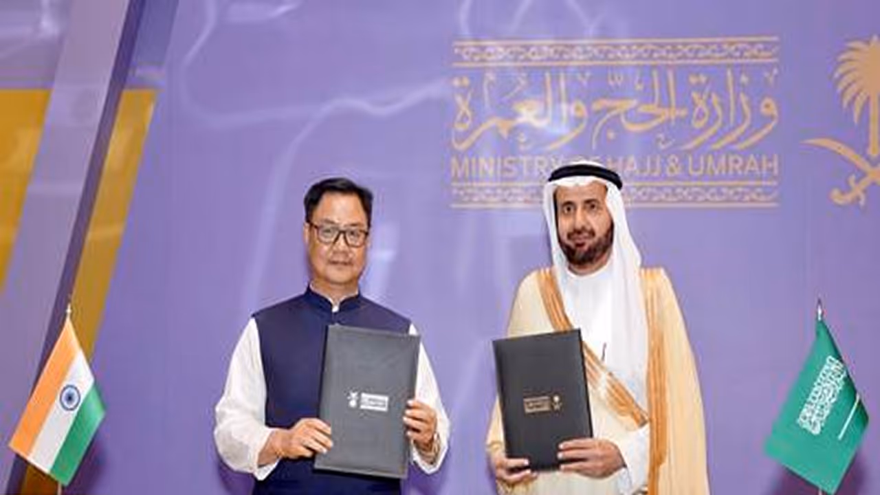Union Minister Kiren Rijiju with Saudi Minister of Hajj and Umrah Tawfiq bin Fawzan Al Rabiah after signing the Bilateral Haj Agreement for 2026 in Jeddah, Saudi Arabia (Image Source: PIB)