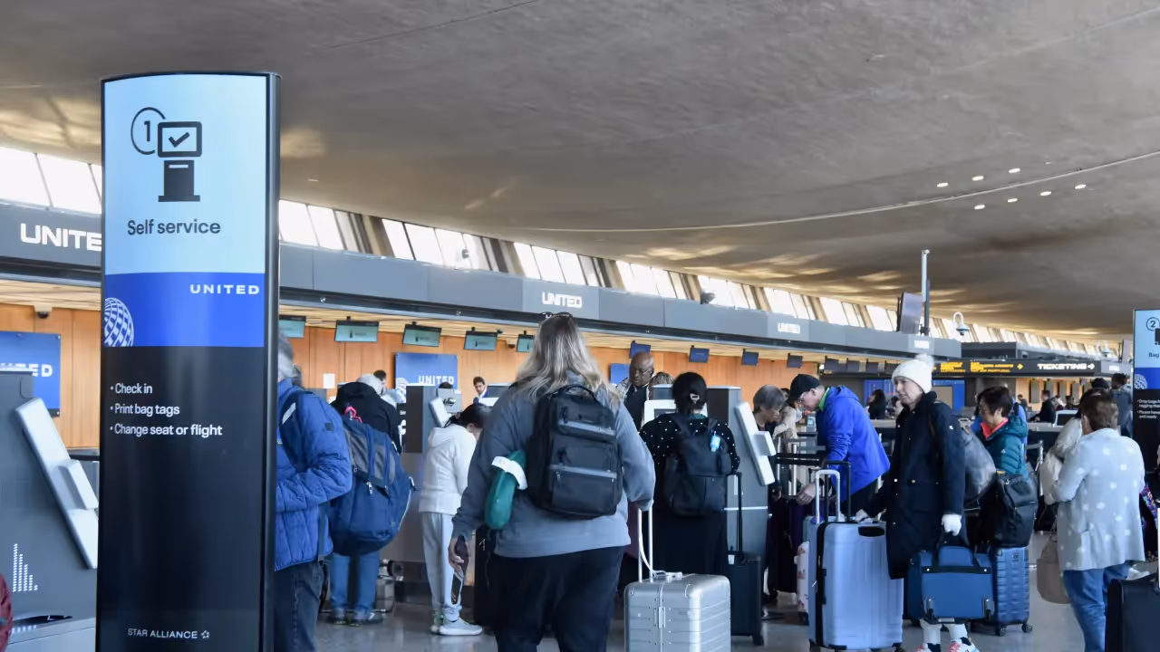 https://stocktwits.com/news articles/markets/equity/faa pauses flights at major airports as travel surge hits peak/cL5e14qREh2