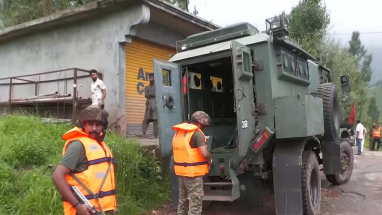 Army, Police and SDRF continue rescue operations in rain hit Jammu and Kashmir. (photo/ANI) Army, Police and SDRF continue rescue operations in rain hit Jammu and Kashmir. (photo/ANI)