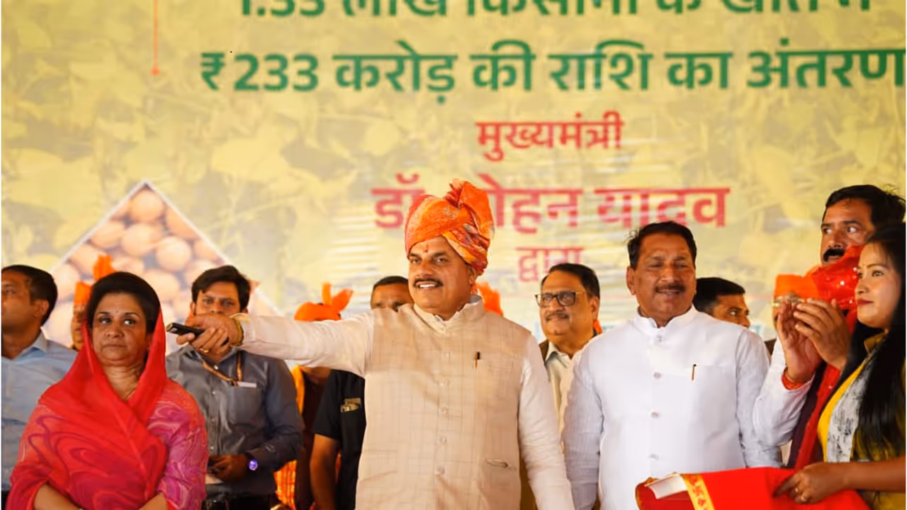 MP CM Mohan Yadav is transferring money with single click (Photo/DPR) MP CM Mohan Yadav is transferring money with single click (Photo/DPR)
