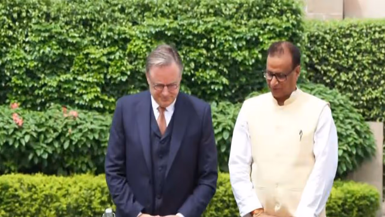 Belgian Prime Minister Bart De Wever pays tributes to Mahatma Gandhi at Rajghat (Photo/DD) Belgian Prime Minister Bart De Wever pays tributes to Mahatma Gandhi at Rajghat (Photo/DD)