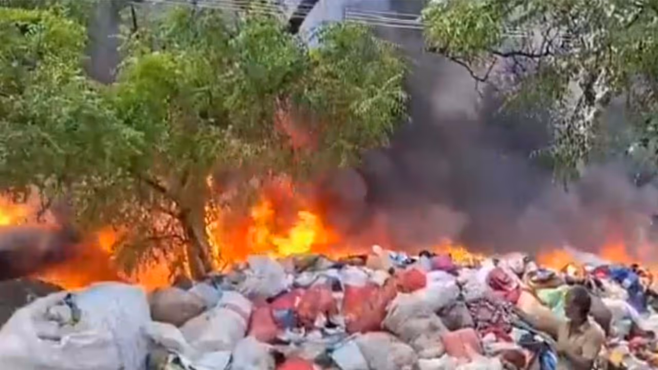 Fire breaks out at municipal garbage dump in Sankarankovil (Photo/ANI) Fire breaks out at municipal garbage dump in Sankarankovil (Photo/ANI)