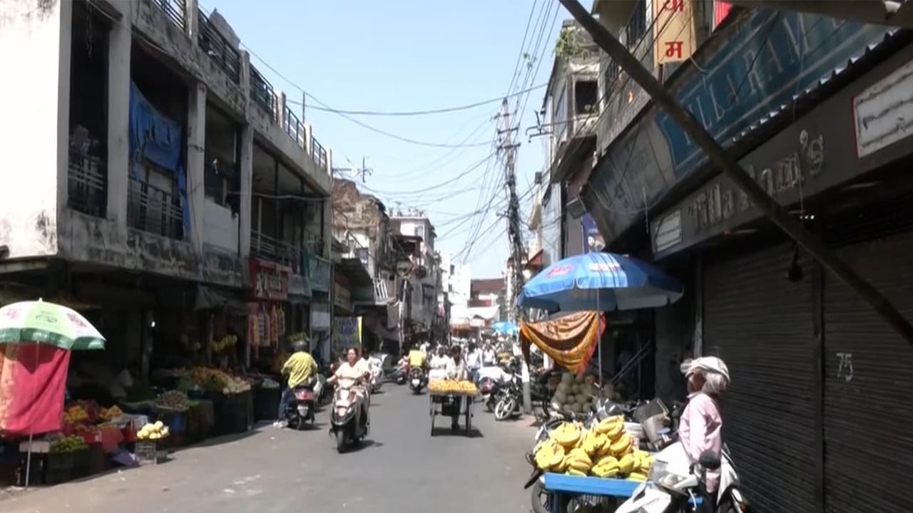 Dehradun witnesses steep rise in essential goods prices (Photo/ANI) Dehradun witnesses steep rise in essential goods prices (Photo/ANI)