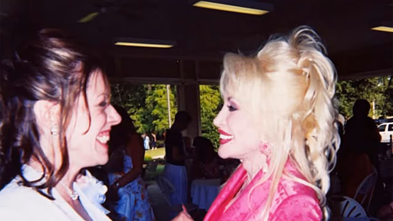 Dolly Parton and sister Freida Parton (Photo/facebook/@Freida Parton) Dolly Parton and sister Freida Parton (Photo/facebook/@Freida Parton)