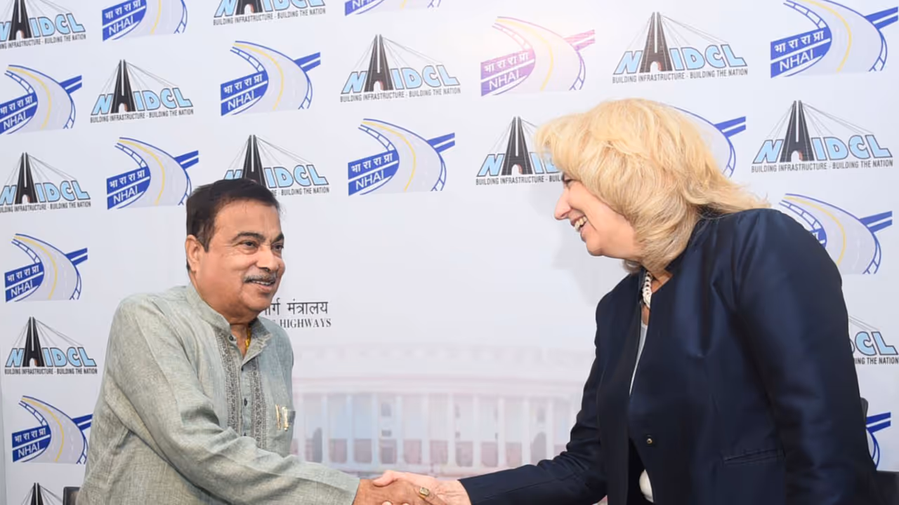 Union Minister for Road Transport and Highways Nitin Gadkari met Netherlands Ambassador to India Marisa Gerards (Photo/Roads Ministry) Union Minister for Road Transport and Highways Nitin Gadkari met Netherlands Ambassador to India Marisa Gerards (Photo/Roads Ministry)