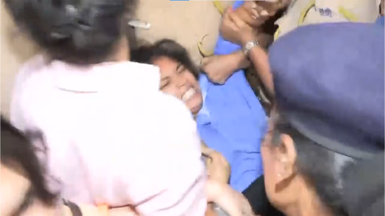 Mumbai Police detain protesters (Photo/ANI) Mumbai Police detain protesters (Photo/ANI)
