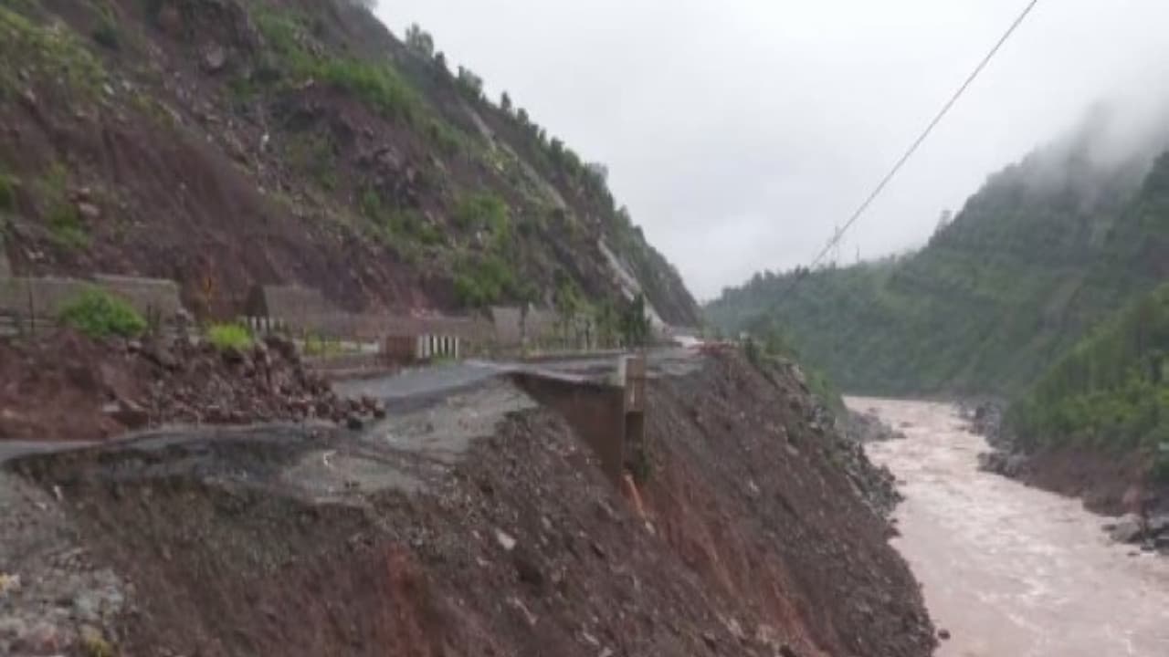Jammu Srinagar NH 44 on down tube near Dewal bridge (Photo/ANI) Jammu Srinagar NH 44 on down tube near Dewal bridge (Photo/ANI)