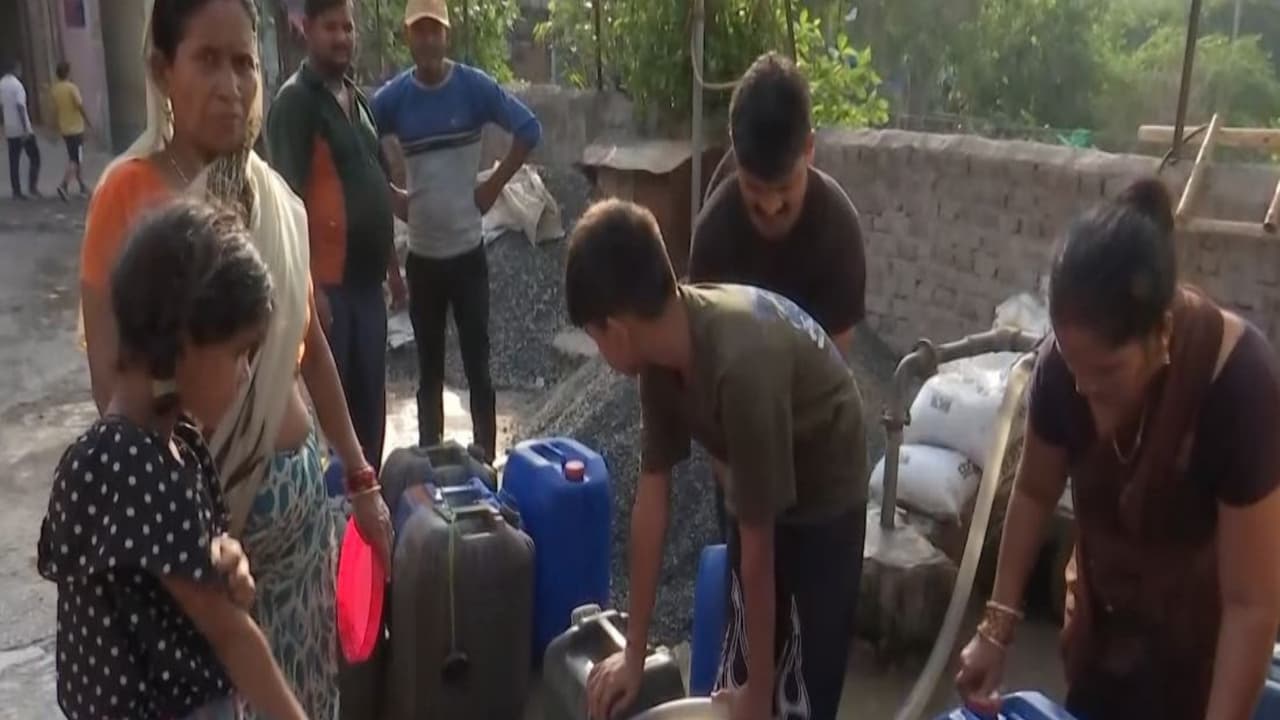 Long queues of people to collect water (Photo/ANI) Long queues of people to collect water (Photo/ANI)