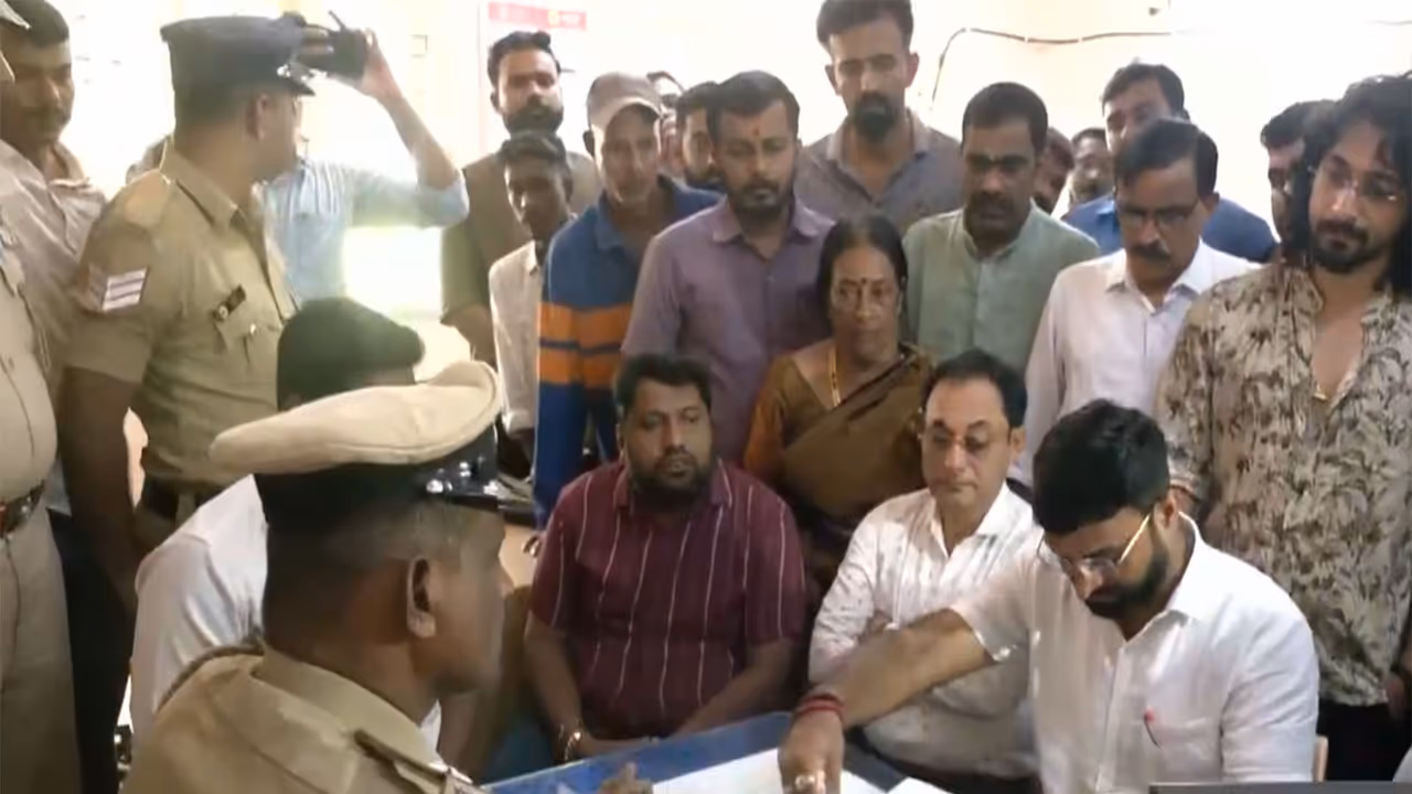 BJP leader Vikas Puttur lodged an official complaint against Sonia Gandhi (Photo/ANI) BJP leader Vikas Puttur lodged an official complaint against Sonia Gandhi (Photo/ANI)