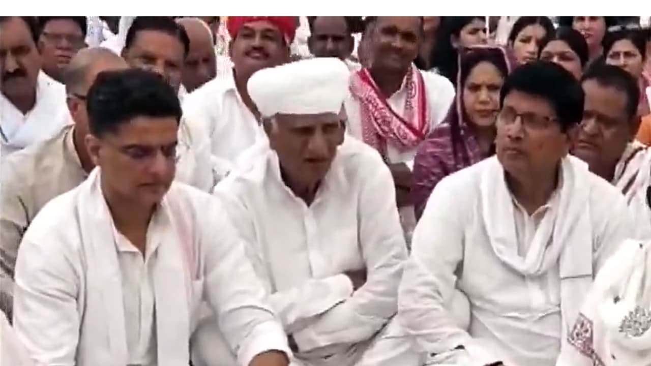 Congress' Sachin Pilot pays tribute to his father Rajesh Pilot (Photo/ANI) Congress' Sachin Pilot pays tribute to his father Rajesh Pilot (Photo/ANI)