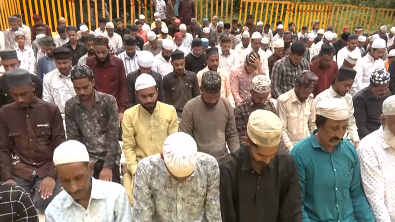 Muslim community offers Friday prayers (Photo/ANI) Muslim community offers Friday prayers (Photo/ANI)