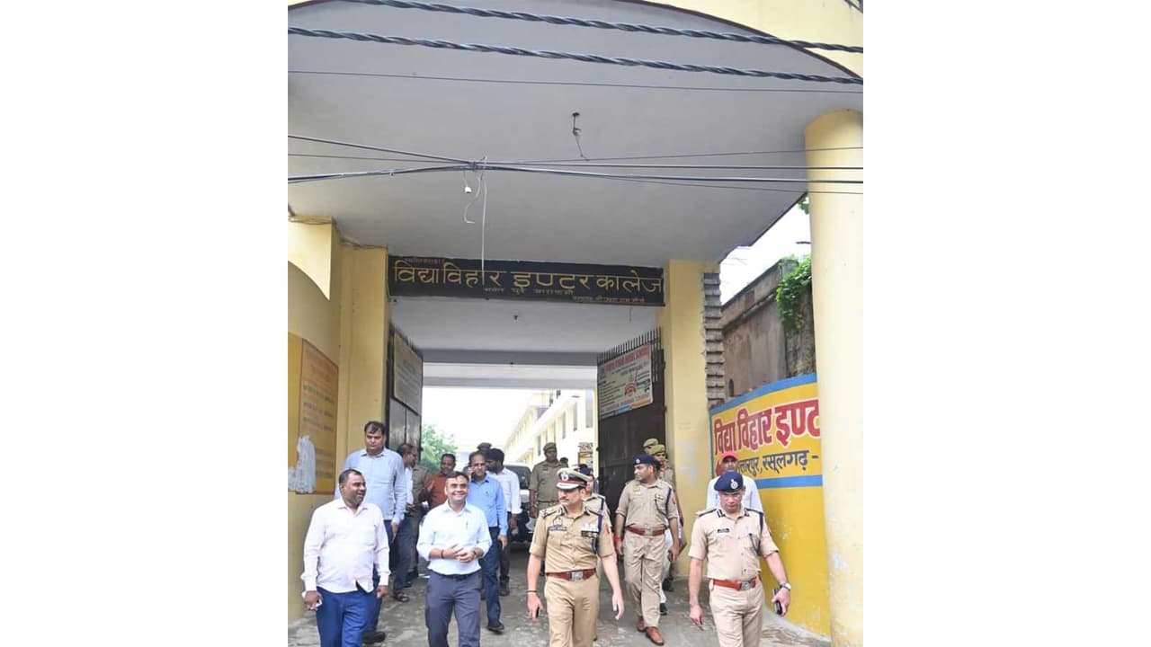Police Commissioner, DM inspect flood hit areas in Varanasi (Photo/ANI) Police Commissioner, DM inspect flood hit areas in Varanasi (Photo/ANI)