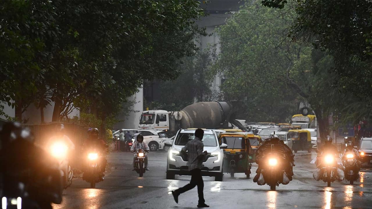 Rain lashes parts of the National Capital (Photo/ANI) Rain lashes parts of the National Capital (Photo/ANI)
