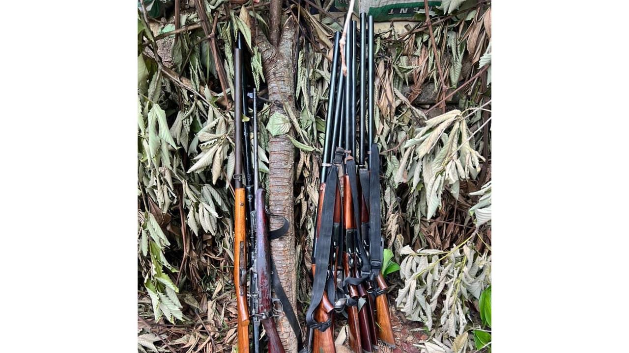 Weapons recovered from armed persons (Photo/X/@manipur_police) Weapons recovered from armed persons (Photo/X/@manipur_police)