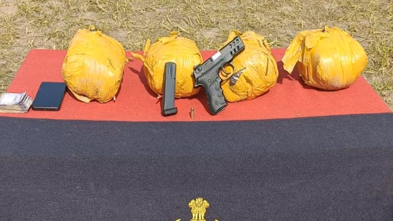 Heroin recovered in Gurdaspur (Photo/BSF) Heroin recovered in Gurdaspur (Photo/BSF)