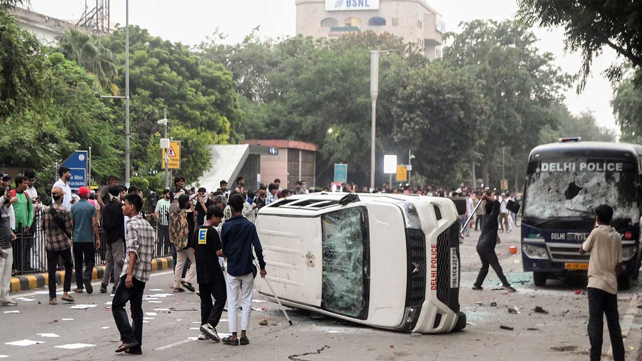 Protesters vandalise police vehicles during CJP's parliament march (Photo/ANI) Protesters vandalise police vehicles during CJP's parliament march (Photo/ANI)