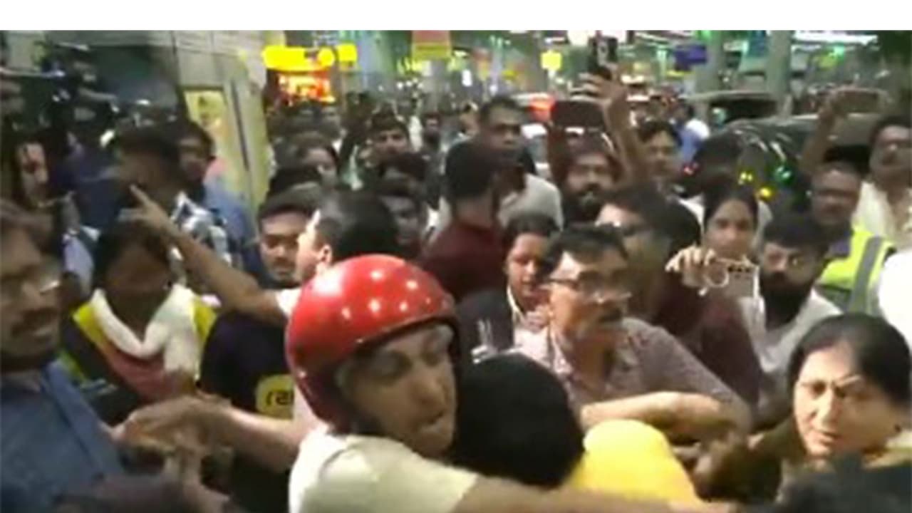 Chaos erupts at Kolkata Airport (Photo/ANI) Chaos erupts at Kolkata Airport (Photo/ANI)