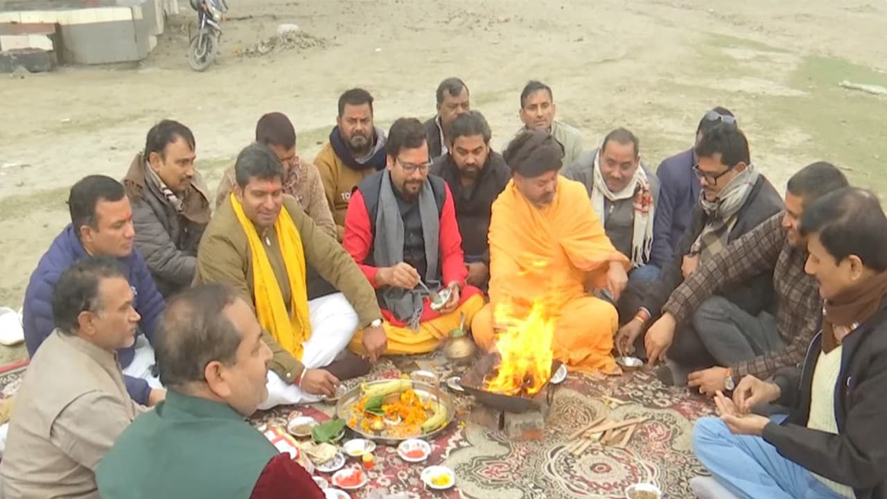 Aam Aadmi Party leaders performed 'havan' on banks of Yamuna river (Photo/ANI) Aam Aadmi Party leaders performed 'havan' on banks of Yamuna river (Photo/ANI)