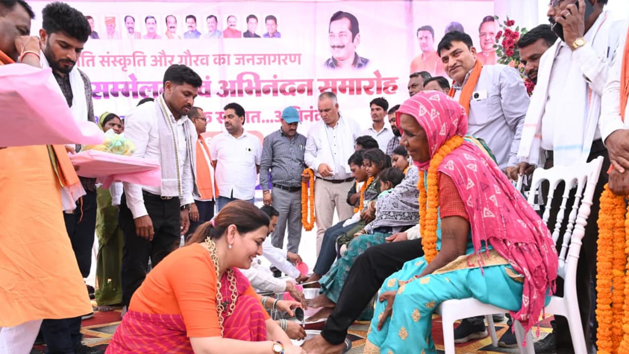Chhattisgarh MLA Bhawna Bohra washing tribal's feet in Kawardha (Photo/ANI) Chhattisgarh MLA Bhawna Bohra washing tribal's feet in Kawardha (Photo/ANI)