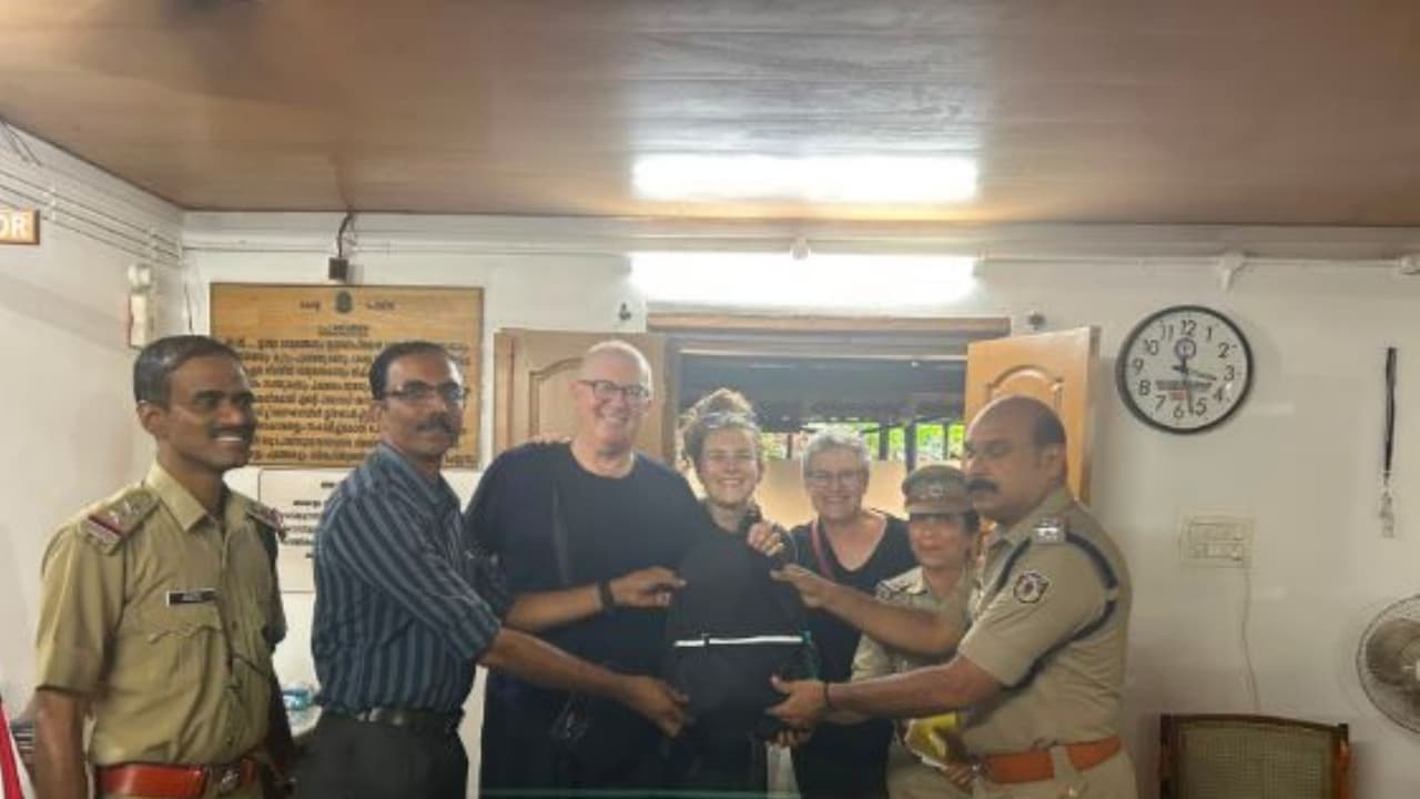 American tourists recover their lost bags (Photo/ANI) American tourists recover their lost bags (Photo/ANI)