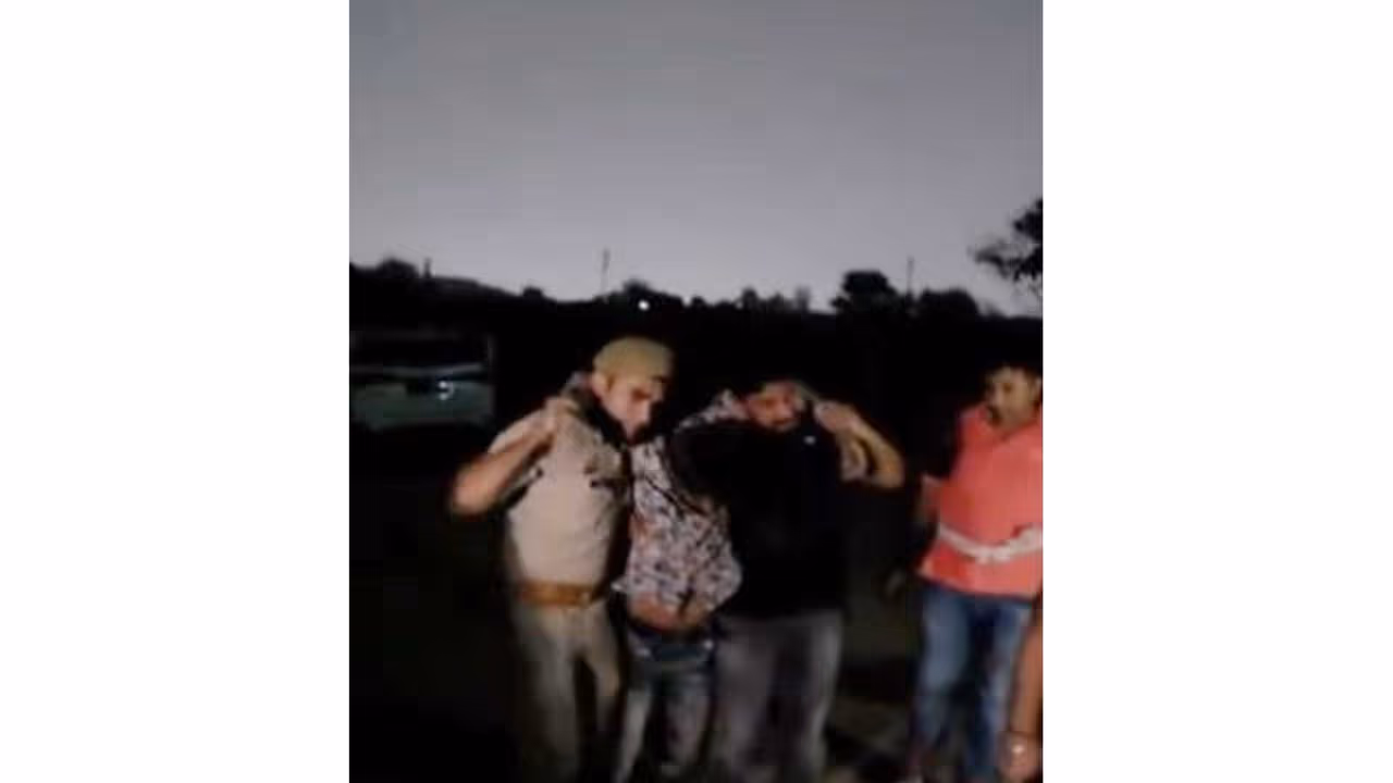 Police Commissioner, the Crime Branch and Link Road Police have successfully arrested a wanted criminal (Photo/Ghaziabad Police) Police Commissioner, the Crime Branch and Link Road Police have successfully arrested a wanted criminal (Photo/Ghaziabad Police)