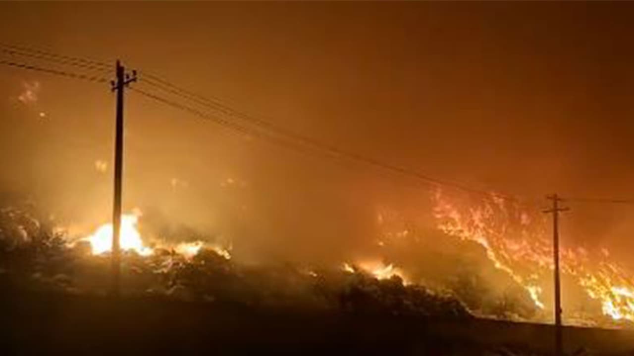 Massive fire at garbage dump in Karur (Photo/ANI) Massive fire at garbage dump in Karur (Photo/ANI)