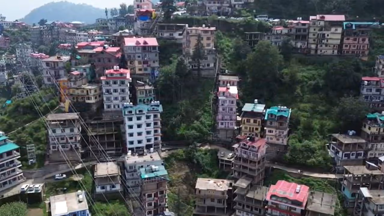 Himachal Pradesh: Sinking Hill poses threat to several houses in Shimla village (Photo/ANI) Himachal Pradesh: Sinking Hill poses threat to several houses in Shimla village (Photo/ANI)