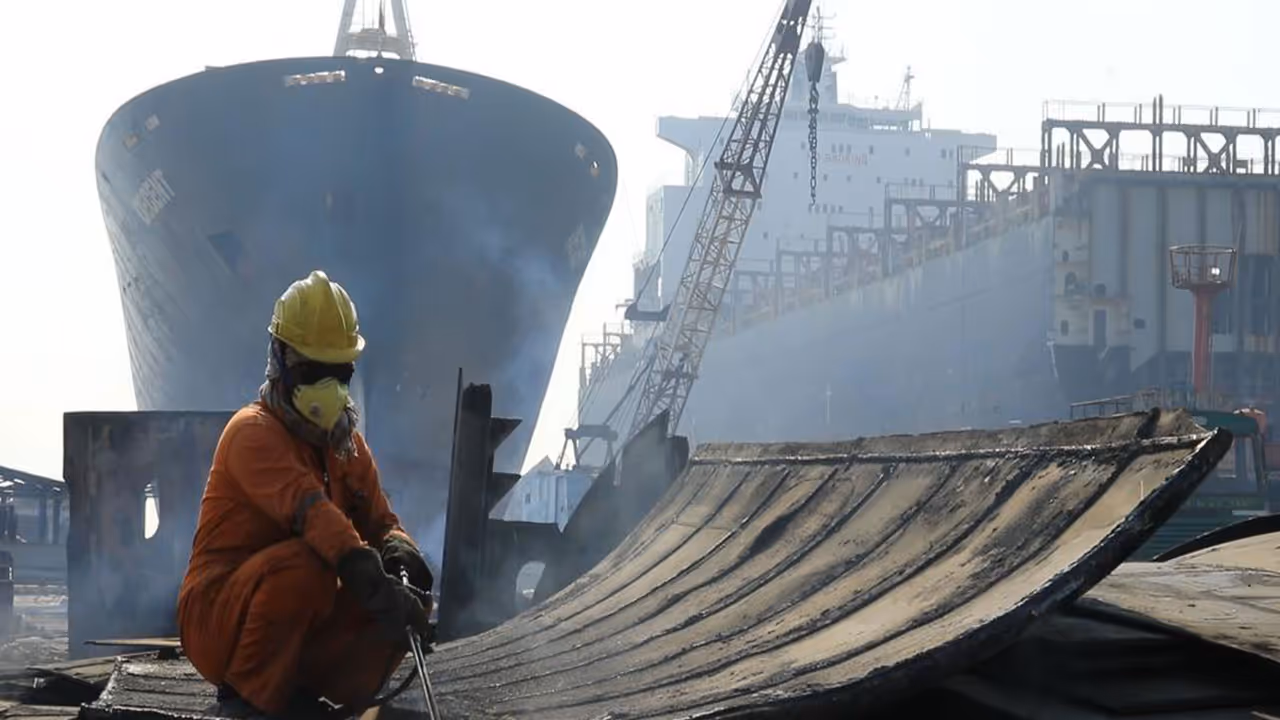 A worker at the Alang Sosiya Ship Recycling Yard in Gujarat. (Photo/Gujarat CMO) A worker at the Alang Sosiya Ship Recycling Yard in Gujarat. (Photo/Gujarat CMO)