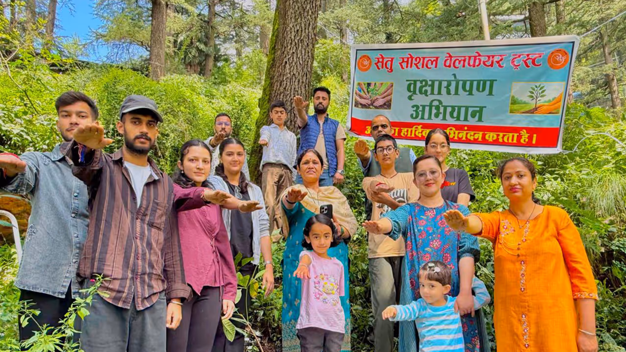 Shimla plantation drive promotes environmental responsibility (Photo/ ANI) Shimla plantation drive promotes environmental responsibility (Photo/ ANI)