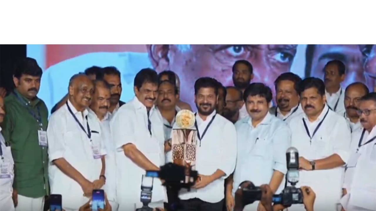Telangana CM Revanth Reddy recieving award from MP Alappuzha KC Venugopal (Photo/ANI) Telangana CM Revanth Reddy recieving award from MP Alappuzha KC Venugopal (Photo/ANI)