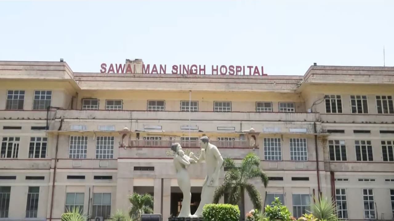 Visual from outside Sawai Man Singh hospital (Photo/ANI) Visual from outside Sawai Man Singh hospital (Photo/ANI)